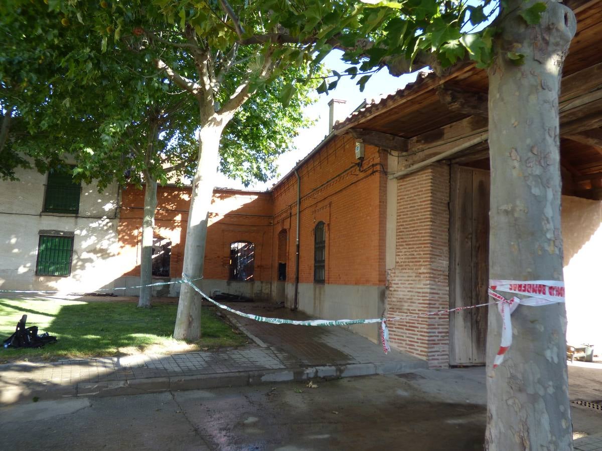 Así ha quedado el recinto incendiado anoche en Matapozuelos (Valladolid)