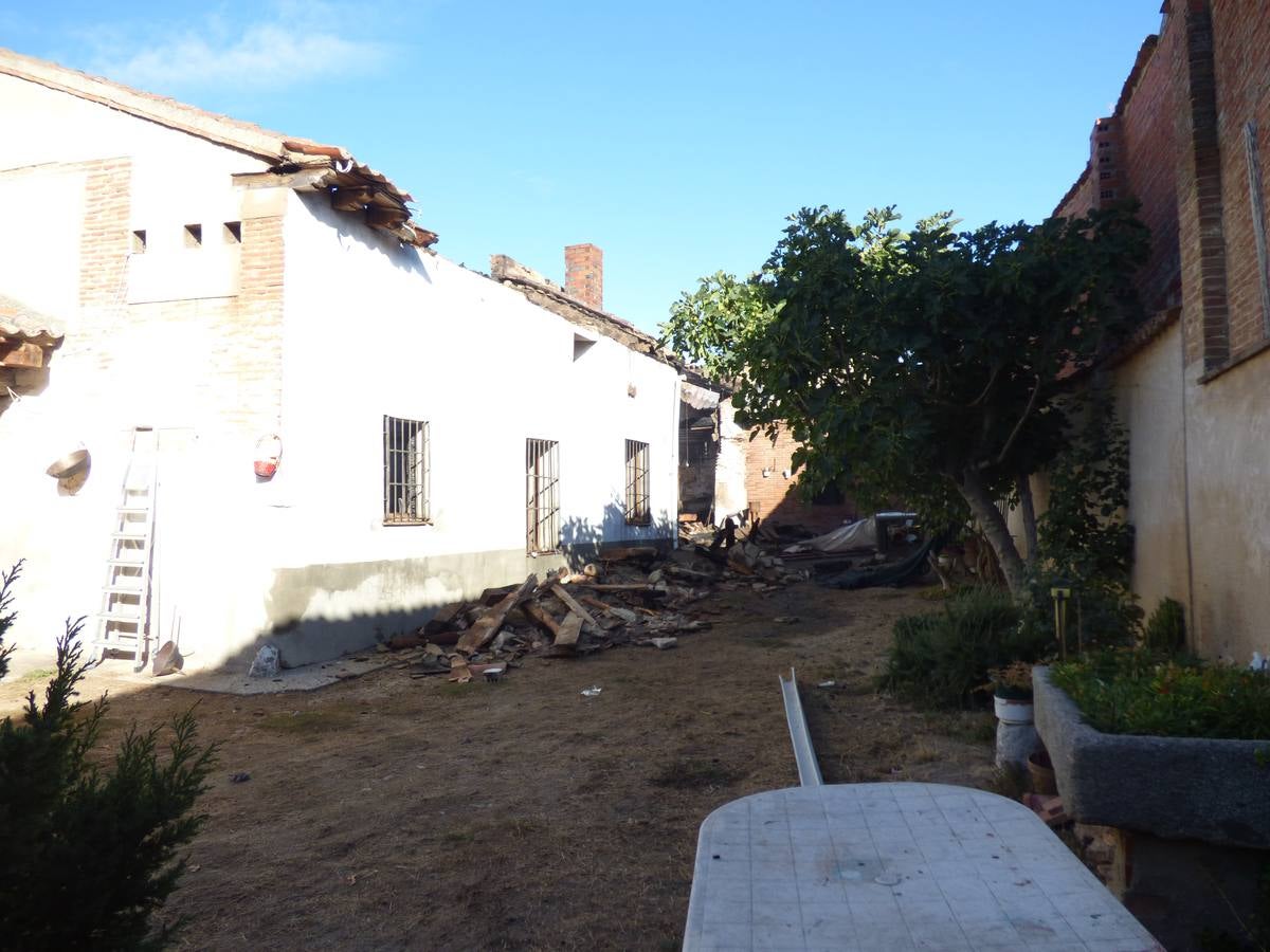 Así ha quedado el recinto incendiado anoche en Matapozuelos (Valladolid)