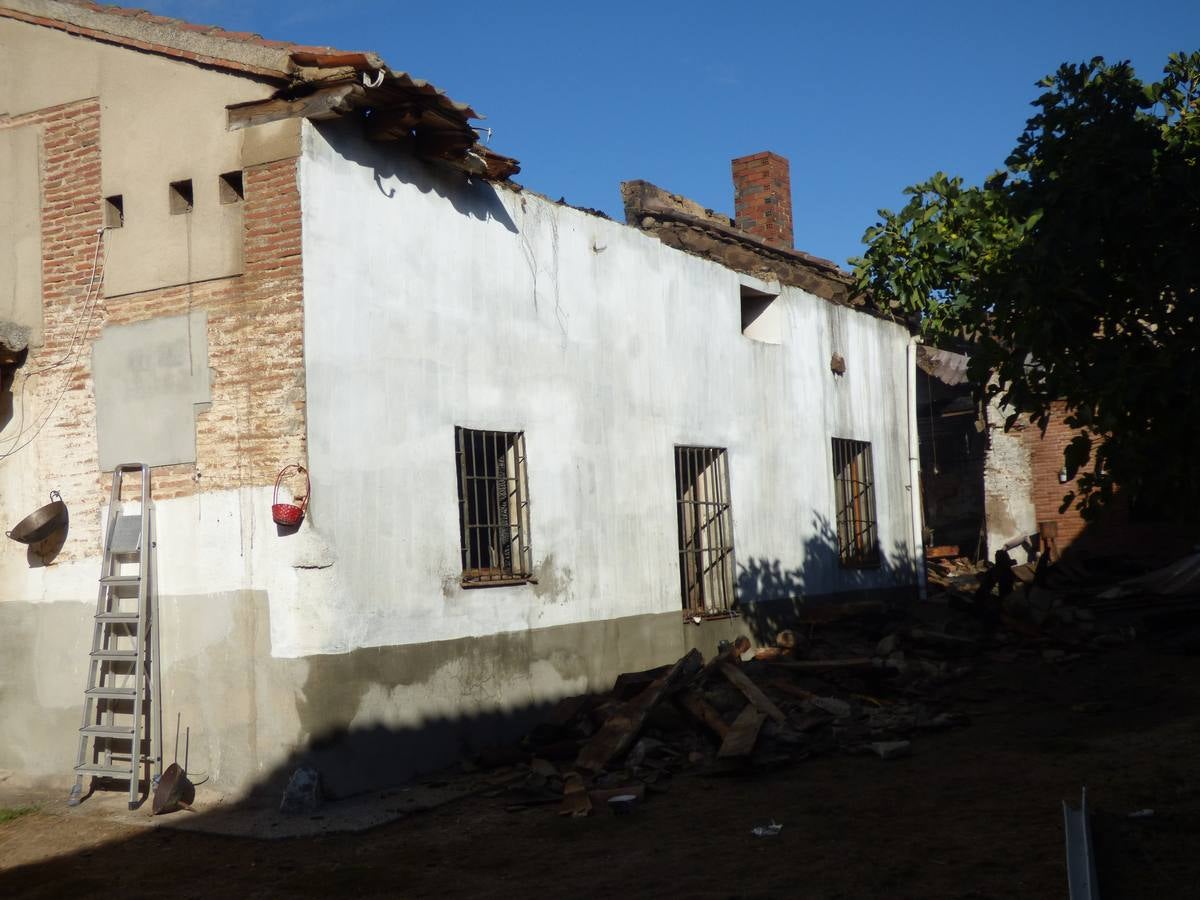 Así ha quedado el recinto incendiado anoche en Matapozuelos (Valladolid)