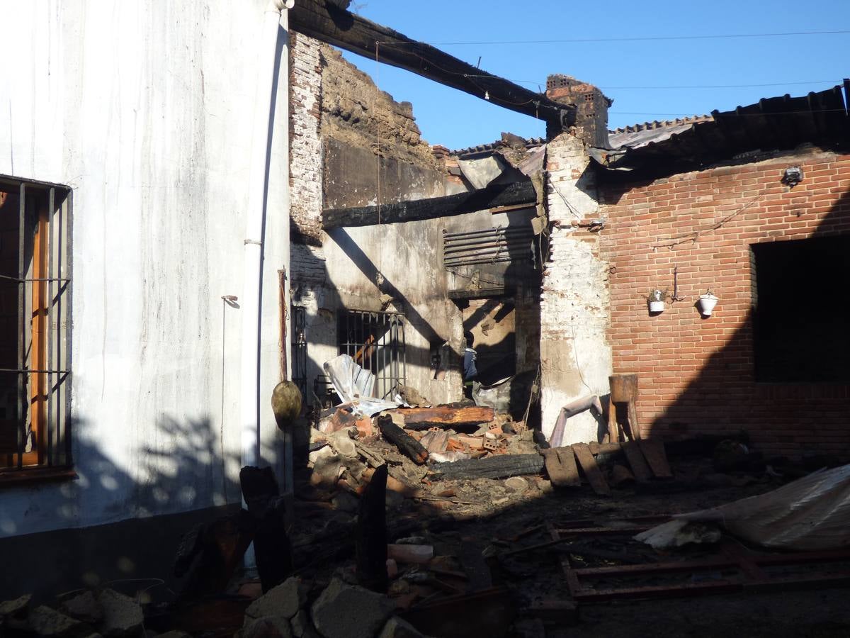 Así ha quedado el recinto incendiado anoche en Matapozuelos (Valladolid)