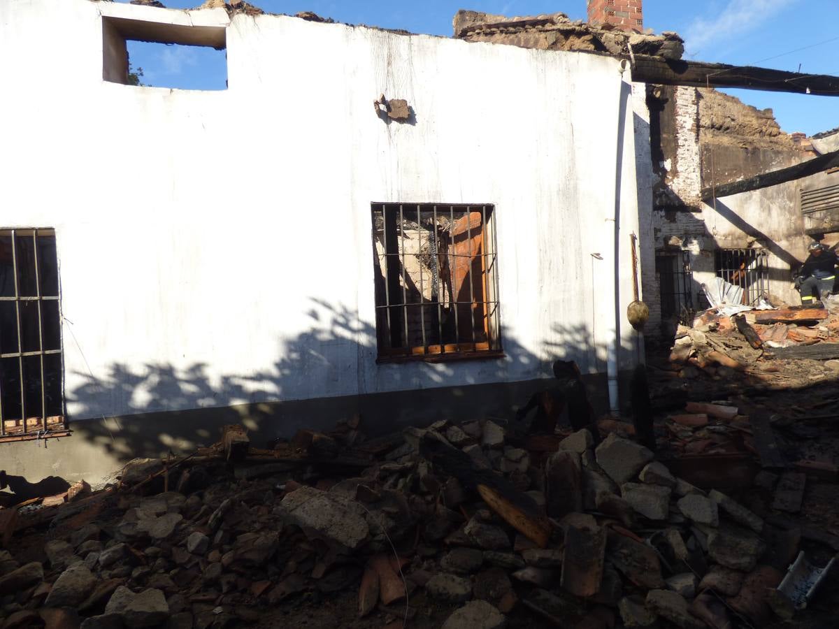 Así ha quedado el recinto incendiado anoche en Matapozuelos (Valladolid)