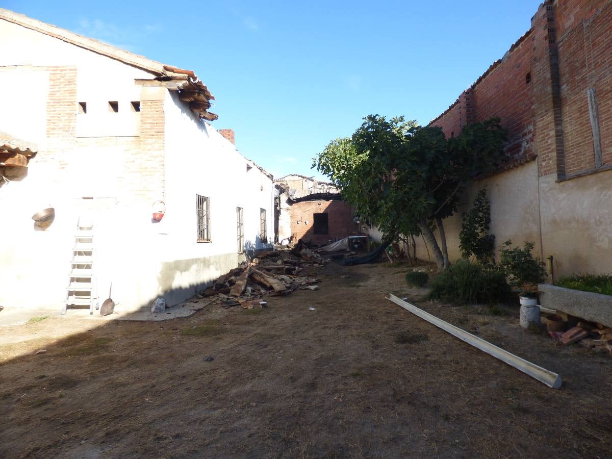 Así ha quedado el recinto incendiado anoche en Matapozuelos (Valladolid)