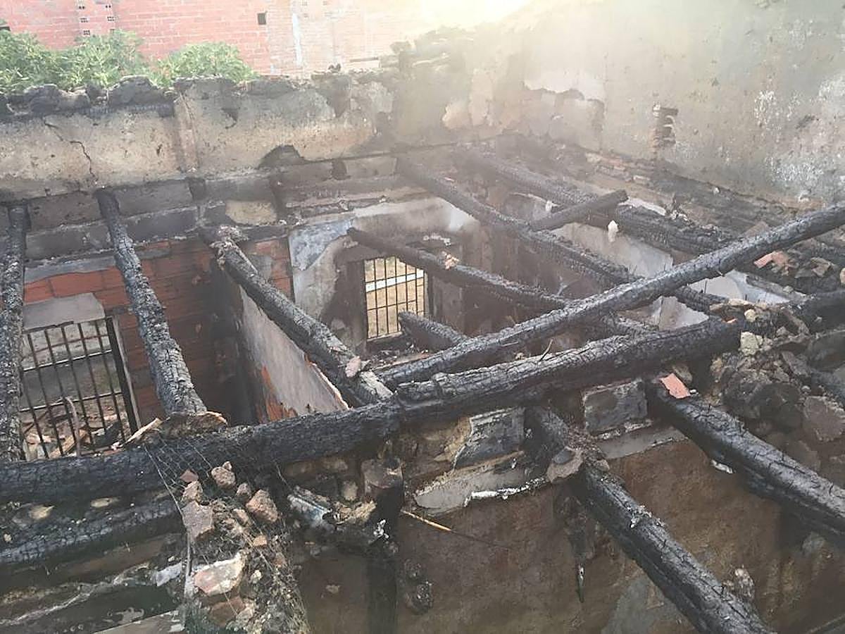 Así ha quedado el recinto incendiado anoche en Matapozuelos (Valladolid)