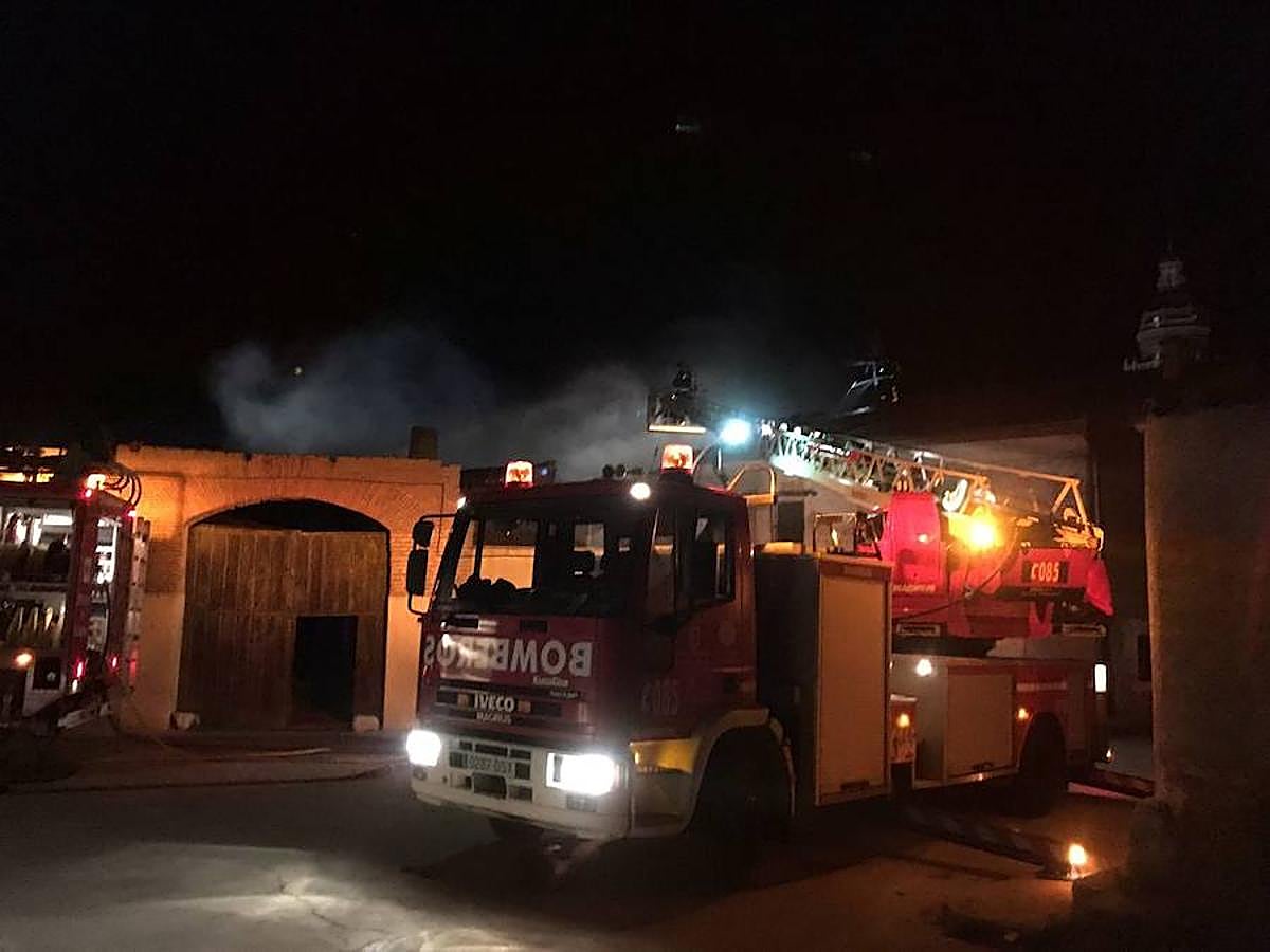 Así ha quedado el recinto incendiado anoche en Matapozuelos (Valladolid)