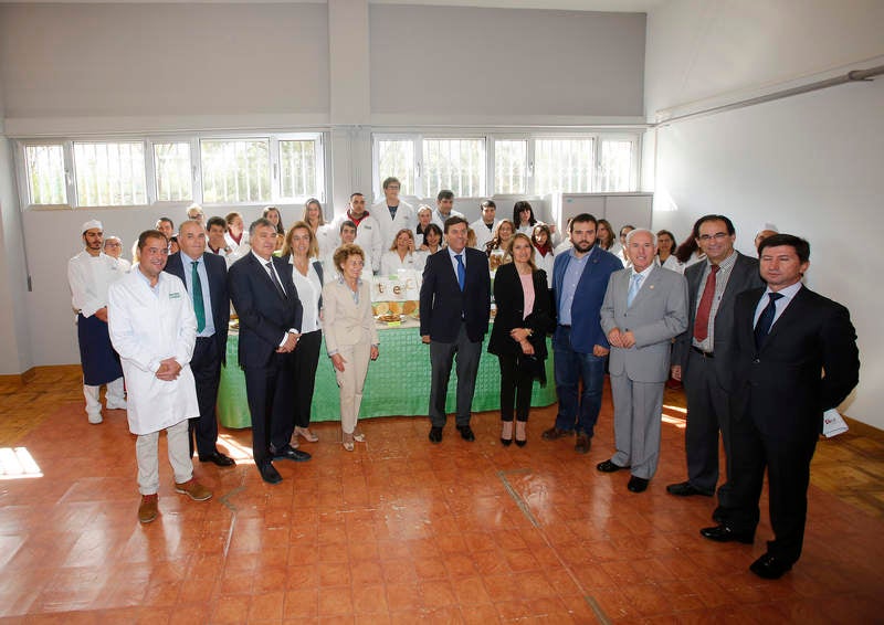 El nuevo consejero de Empleo, Carlos Fernández Carriedo, visita las instalaciones de Gullón en Aguilar de Campoo