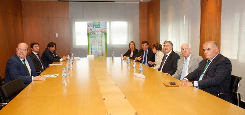 El nuevo consejero de Empleo, Carlos Fernández Carriedo, visita las instalaciones de Gullón en Aguilar de Campoo