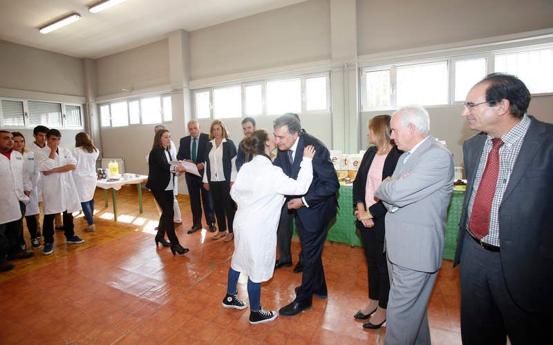 El nuevo consejero de Empleo, Carlos Fernández Carriedo, visita las instalaciones de Gullón en Aguilar de Campoo