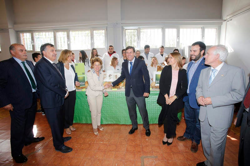 El nuevo consejero de Empleo, Carlos Fernández Carriedo, visita las instalaciones de Gullón en Aguilar de Campoo