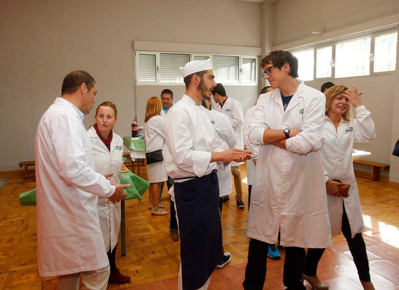 El nuevo consejero de Empleo, Carlos Fernández Carriedo, visita las instalaciones de Gullón en Aguilar de Campoo