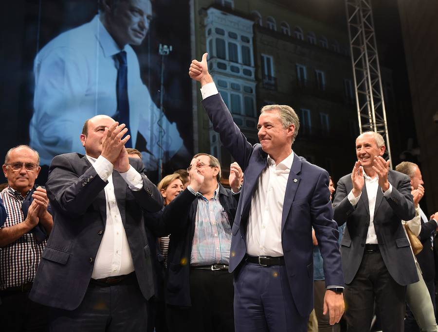 Íñigo Urkullu celebra su victoria electoral.