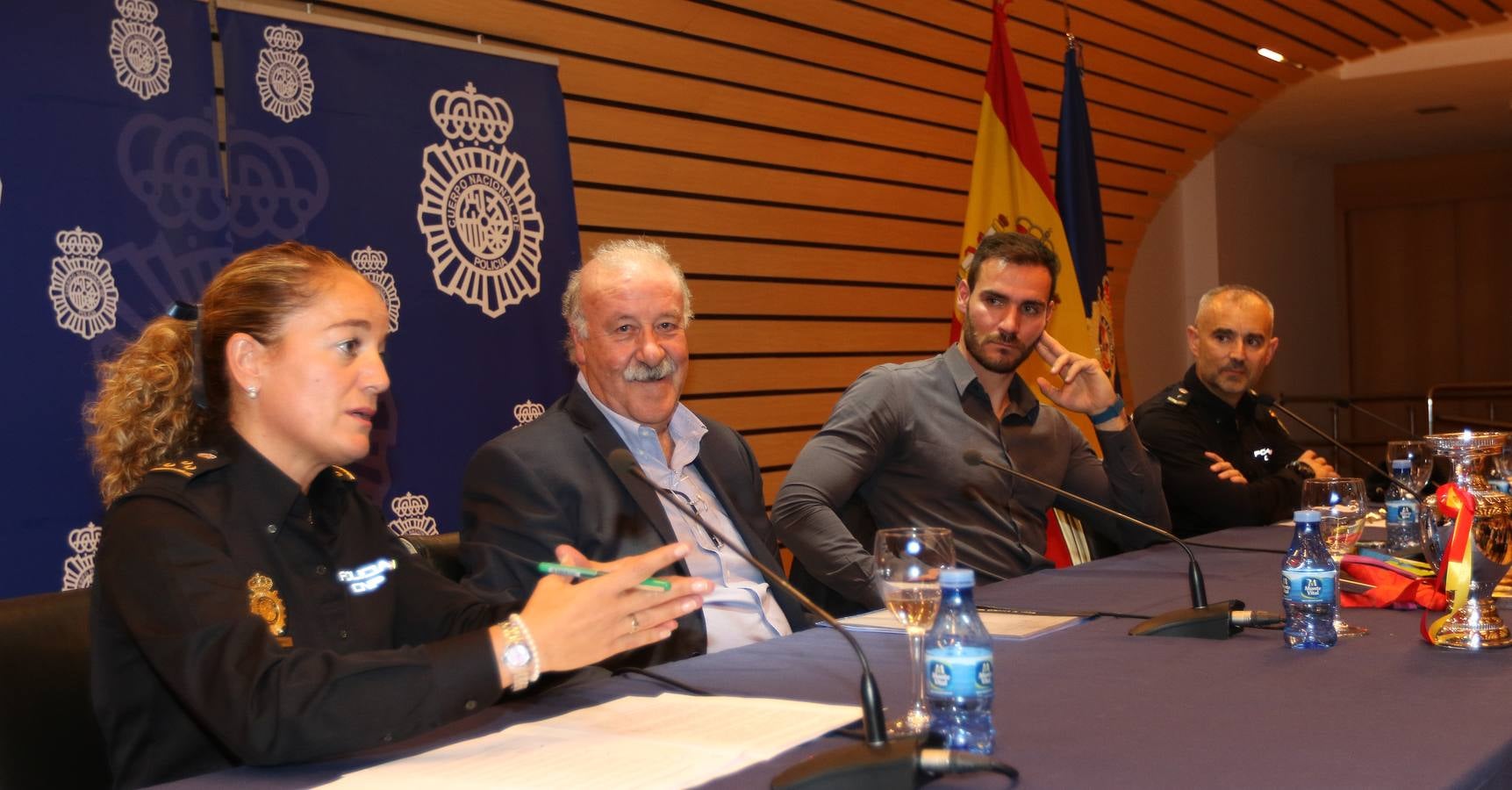 Vicente del Bosque y Saúl Craviotto reciben en Valladolid la Placa de Honor de la Policía Nacional