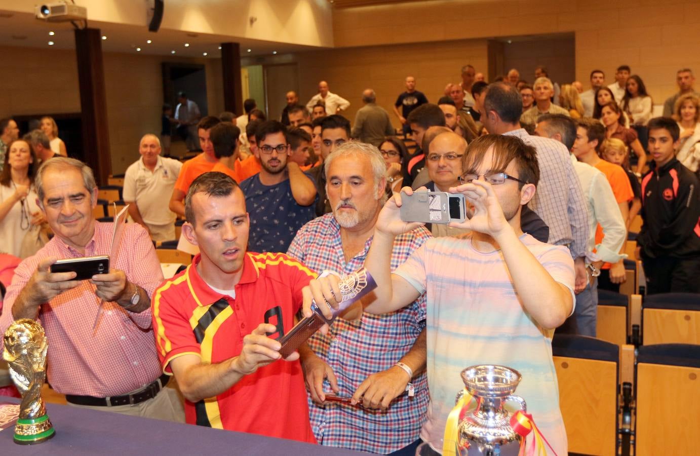 Vicente del Bosque y Saúl Craviotto reciben en Valladolid la Placa de Honor de la Policía Nacional