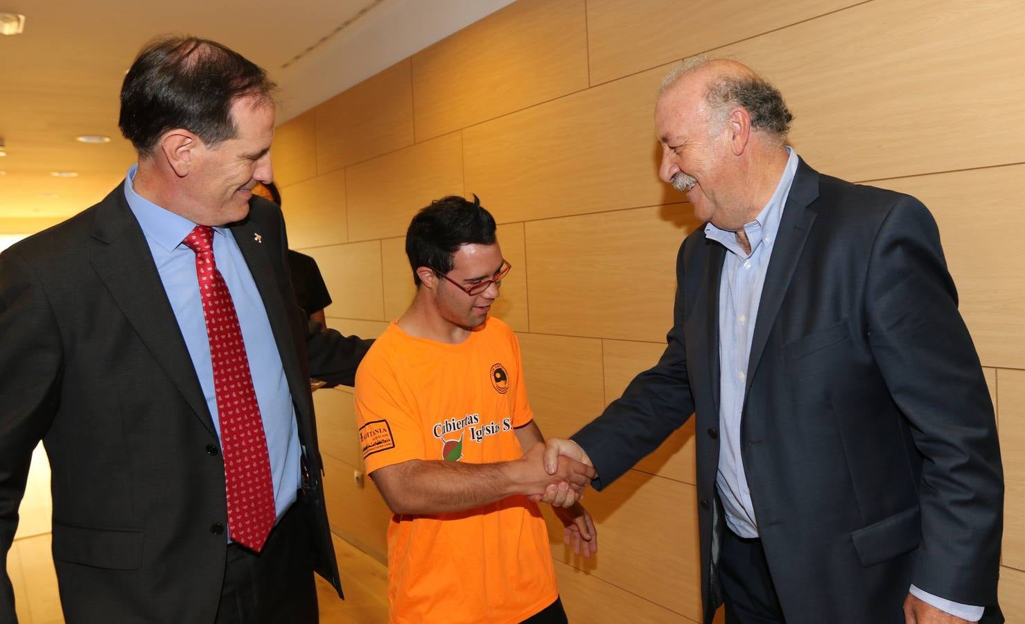 Vicente del Bosque y Saúl Craviotto reciben en Valladolid la Placa de Honor de la Policía Nacional