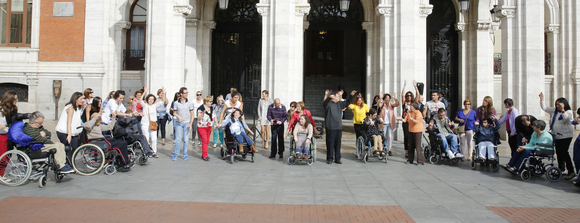 Miembros de Aspace realizan una &#039;flashmob&#039; en la Plaza Mayor de Valladolid