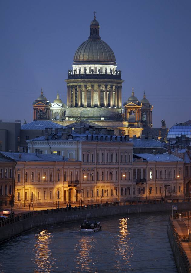 San Petersburgo. Probablemente sea la ciudad más bella de Rusia, a orillas del río Neva, con sus palacios, sus museos y sus grandes avenidas. La joya de la corona es el Hermitage, el palacio más famoso de Rusia, que aloja su célebre museo.