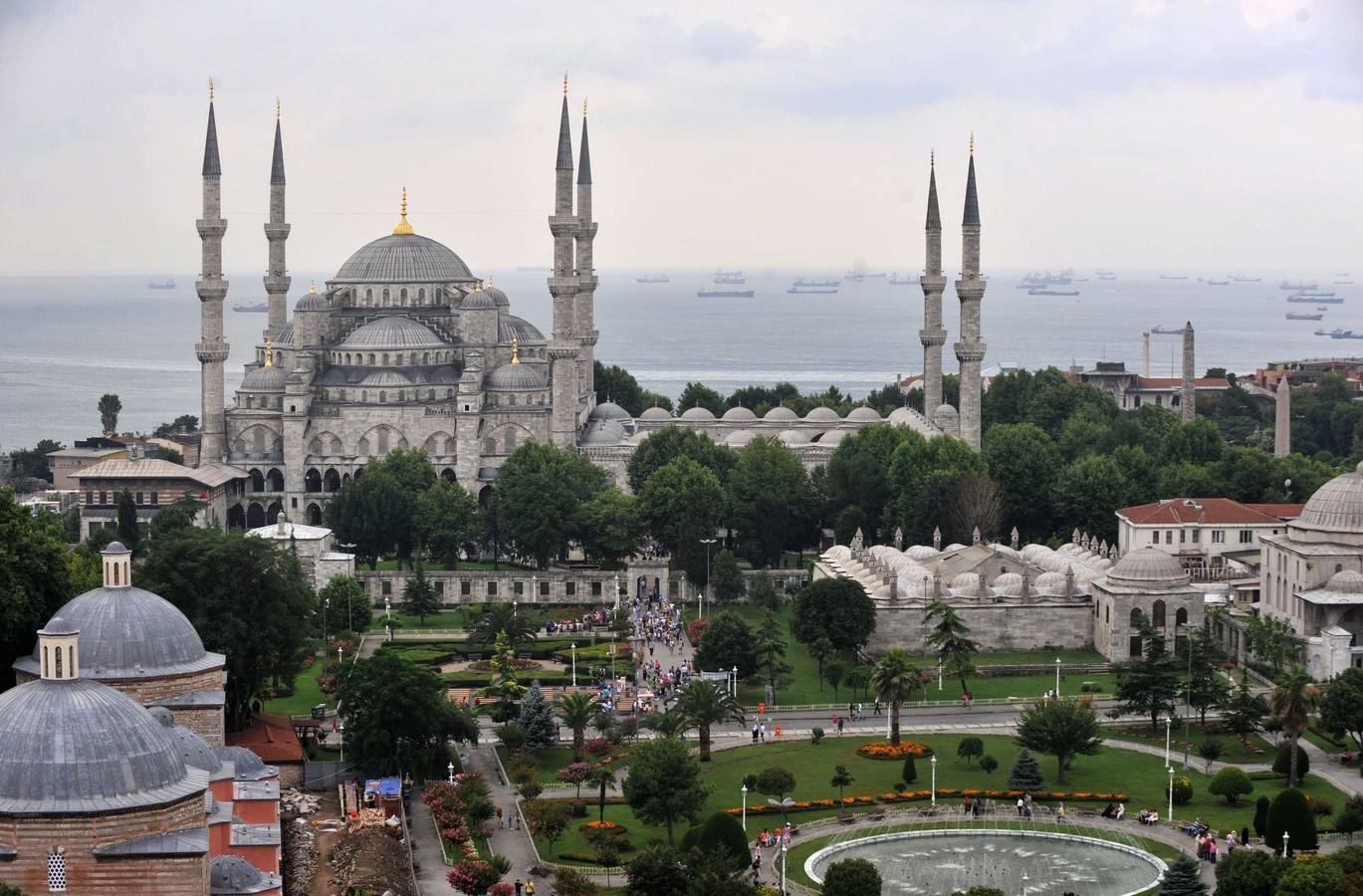 Estambul. Tiene arte, cultura, gastronomía y sobre todo exotismo. Hay hitos imprescindibles, como Santa Sofía, el palacio Topkapi, el Gran Bazar o la vista de los alminares y las cúpulas bizantinas de la Ciudad Vieja.