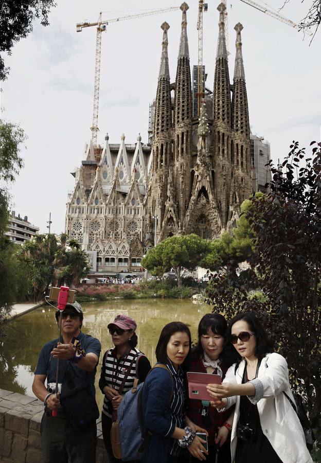 Barcelona. Es famosa por sus compras, su animada vida en las calles y una intensa agenda cultural. Los que prefieran un paseo más clásico tienen algunos iconos insalvables: la Sagrada Familia, el barrio gótico, la Catedral y las obras de Gaudí.