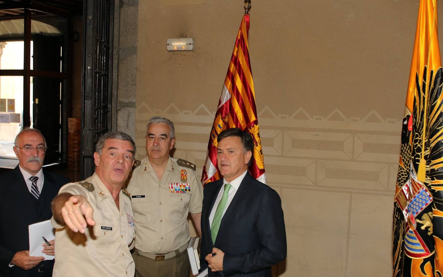 La Diputación de Segovia acoge una exposición sobre la evolución de la bandera en España