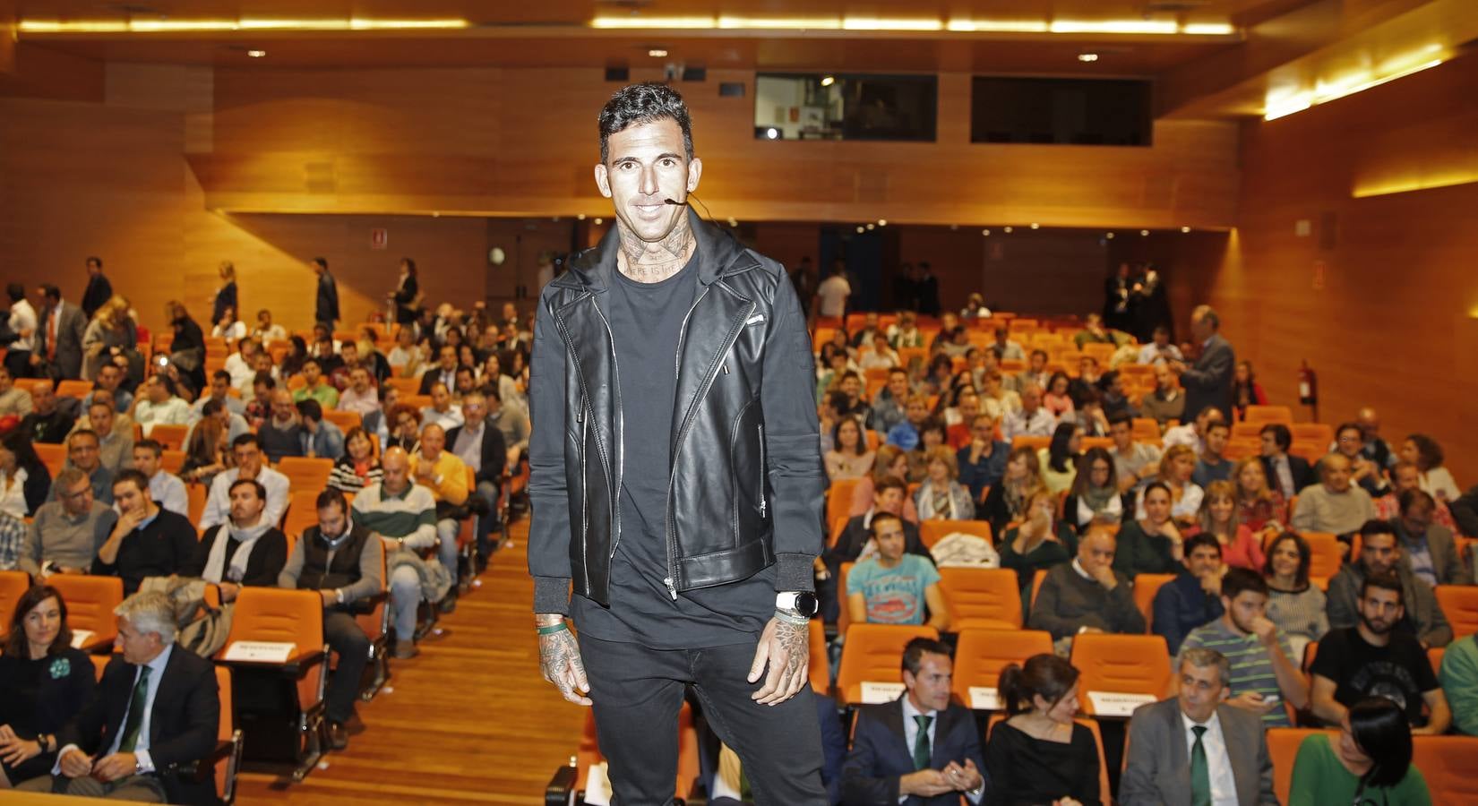 Conferencia del agente de Bolsa y deportista Josef Ajram en el auditorio de EspañaDuero en Valladolid