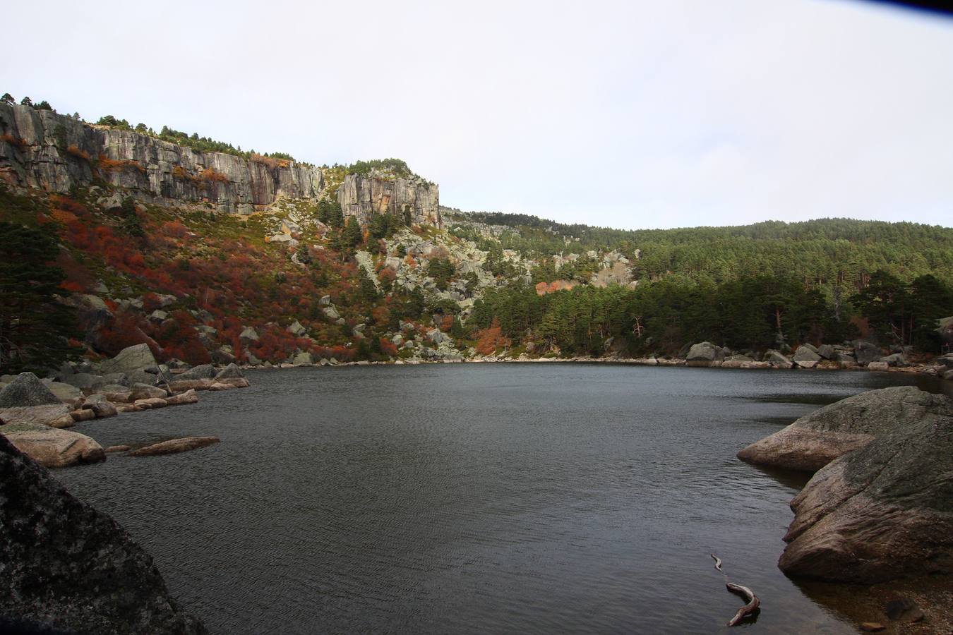 La Laguna Negra (Soria). Al norte de la provincia de Soria, en la parte septentrional del Sistema Ibérico, es el corazón del espacio natural Sierra de Urbión, que tiene una superficie de 4770 ha y está situado en el centro de la comarca de Pinares, dentro de los términos municipales de Vinuesa, Covaleda y Duruelo de la Sierra. Según cuentan las leyendas, la laguna Negra no tiene fondo. La leyenda más extendida, que hace hincapié en la ausencia de fondo, es la que escribió Machado en 1912, 'La tierra de Alvargonzález'.
