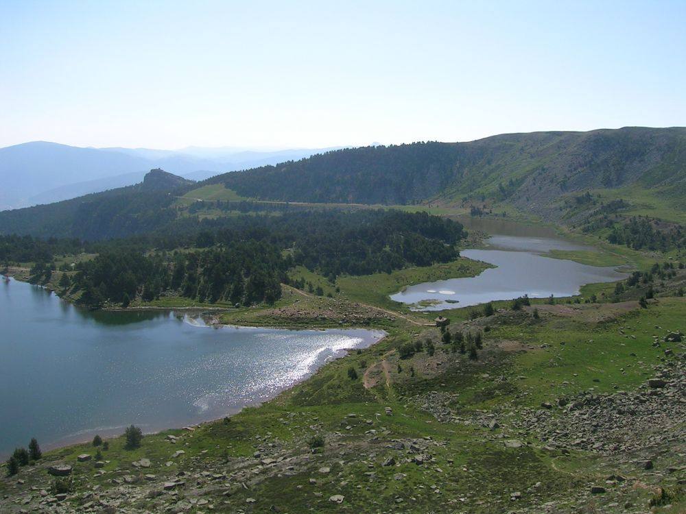 Lagunas de Neila (Burgos). Impresionante conjunto de lagunas de origen glaciar que conforman un espacio natural protegido. Situadas al sureste de la Provincia de Burgos, en la Sierra de la Demanda, es un paraíso para excursiones y amantes de la montaña y la pesca
