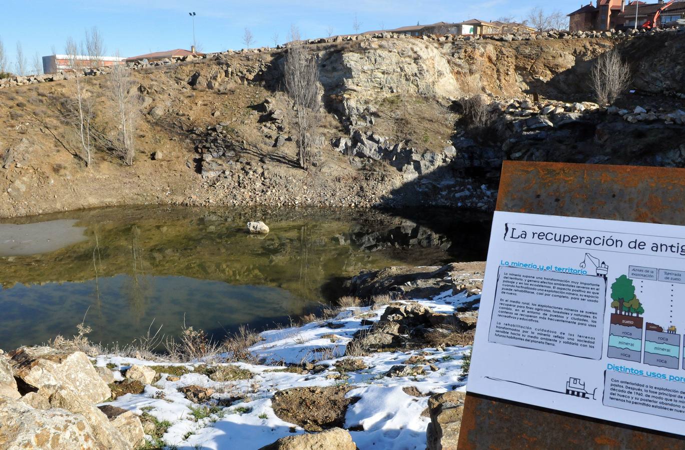 Lago Alonso (Segovia). Situado en el conocido paraje de La Zarzuela del barrio de Nueva Segovia. Alrededor de la laguna se ha planteado una senda que permite observar la diversidad geográfica que caracteriza el lugar.