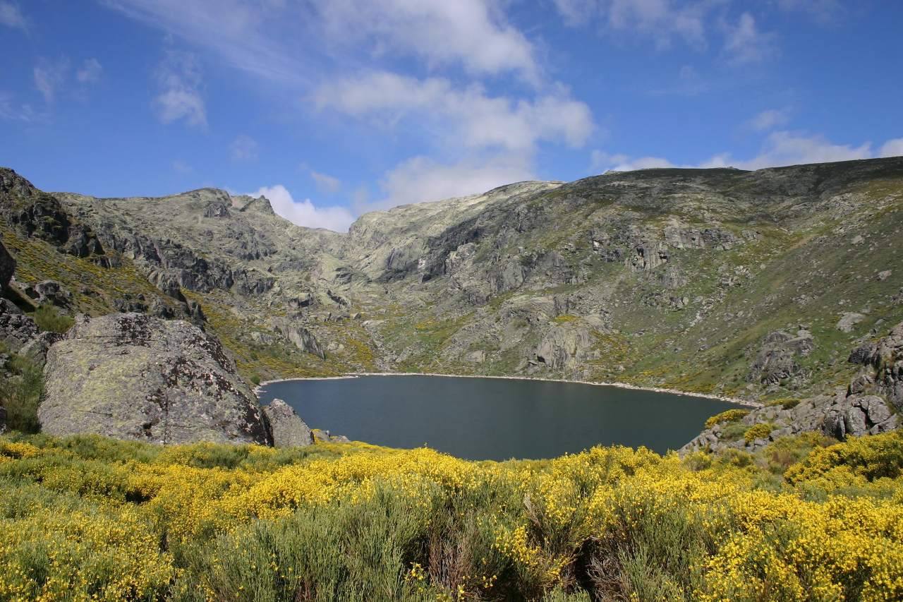 Laguna del Duque (Ávila). La laguna del Duque o de Solana es una de las muchas lagunas de origen glaciar que se pueden encontrar en el Macizo de Gredos, en este caso en la Sierra de Béjar.