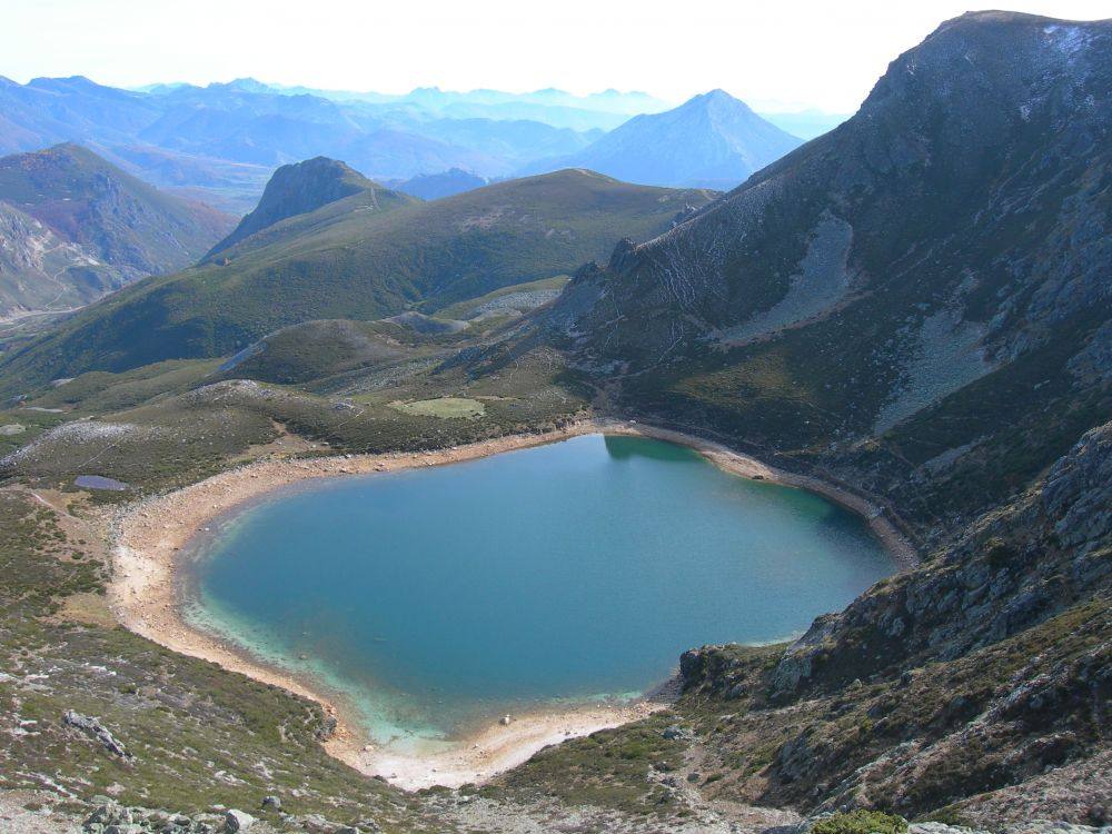 Lago Ausente (León). En las cercanías del puerto de San Isidro. Está a una altitud de 1.750 metros. Según cuenta la leyenda, una labradora, que conducía su yunta y carro, al abrevar los animales se hundió en el lago; para intentar salvarse estiró su mano y arañó la tierra, dando origen a la fuente con cinco manantiales que brota al otro lado de la tierra.