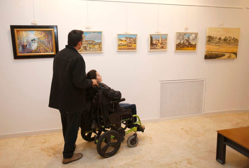 La Biblioteca Pública de Palencia acoge una exposición de pintura a favor de la Asociación de Esclerosis Múltiple