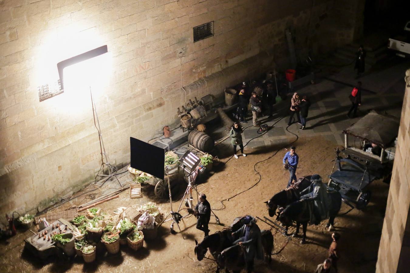 Rodaje nocturno de la serie &#039;Still Star Crossed&#039; en la calle Compañía de Salamanca