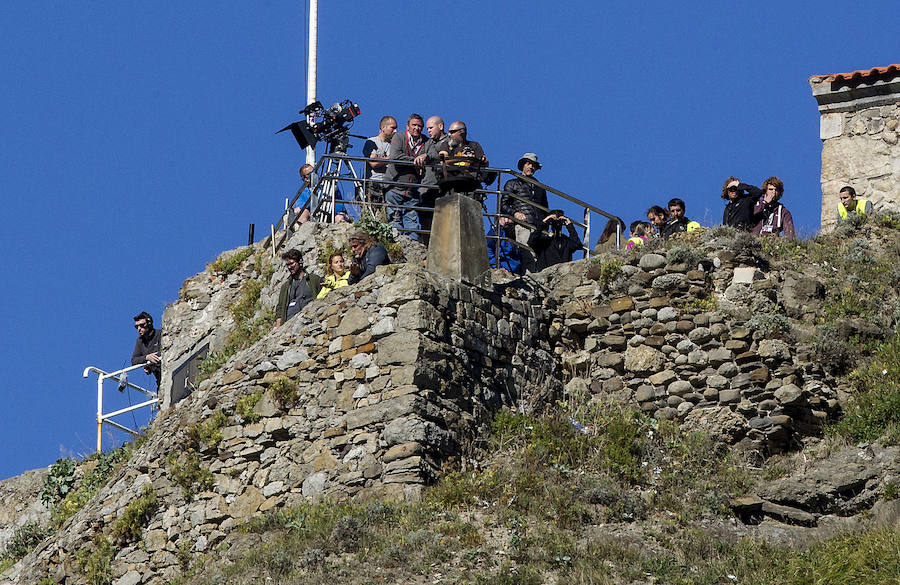 Jon Nieve rueda Juego de Tronos en San Juan de Gaztelugatxe