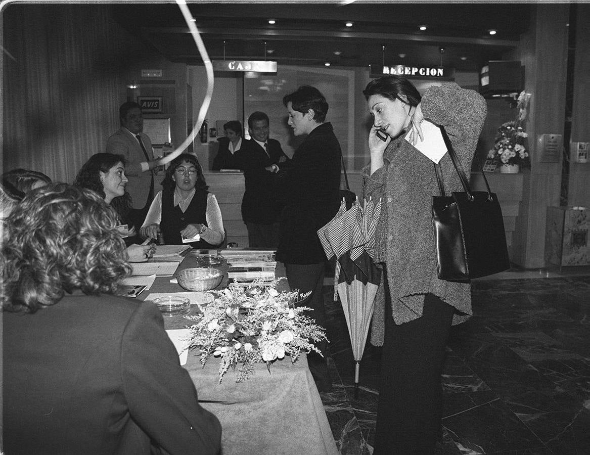 1999. Rosana Pastor, presentadora de la Seminci 99, habla por teléfono en el Hotel Olid Meliá.