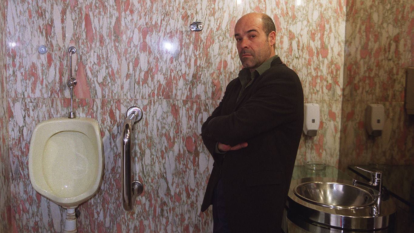 2001. Antonio Resines posa en los urinarios del Meliá.