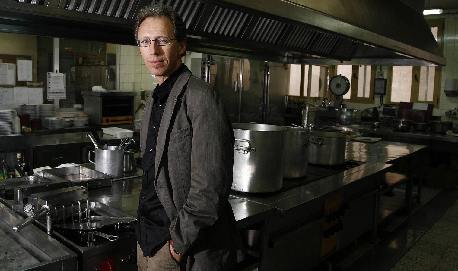 2008. El director brasileño Marcos Jorge, fotografiado en las cocinas del hotel.