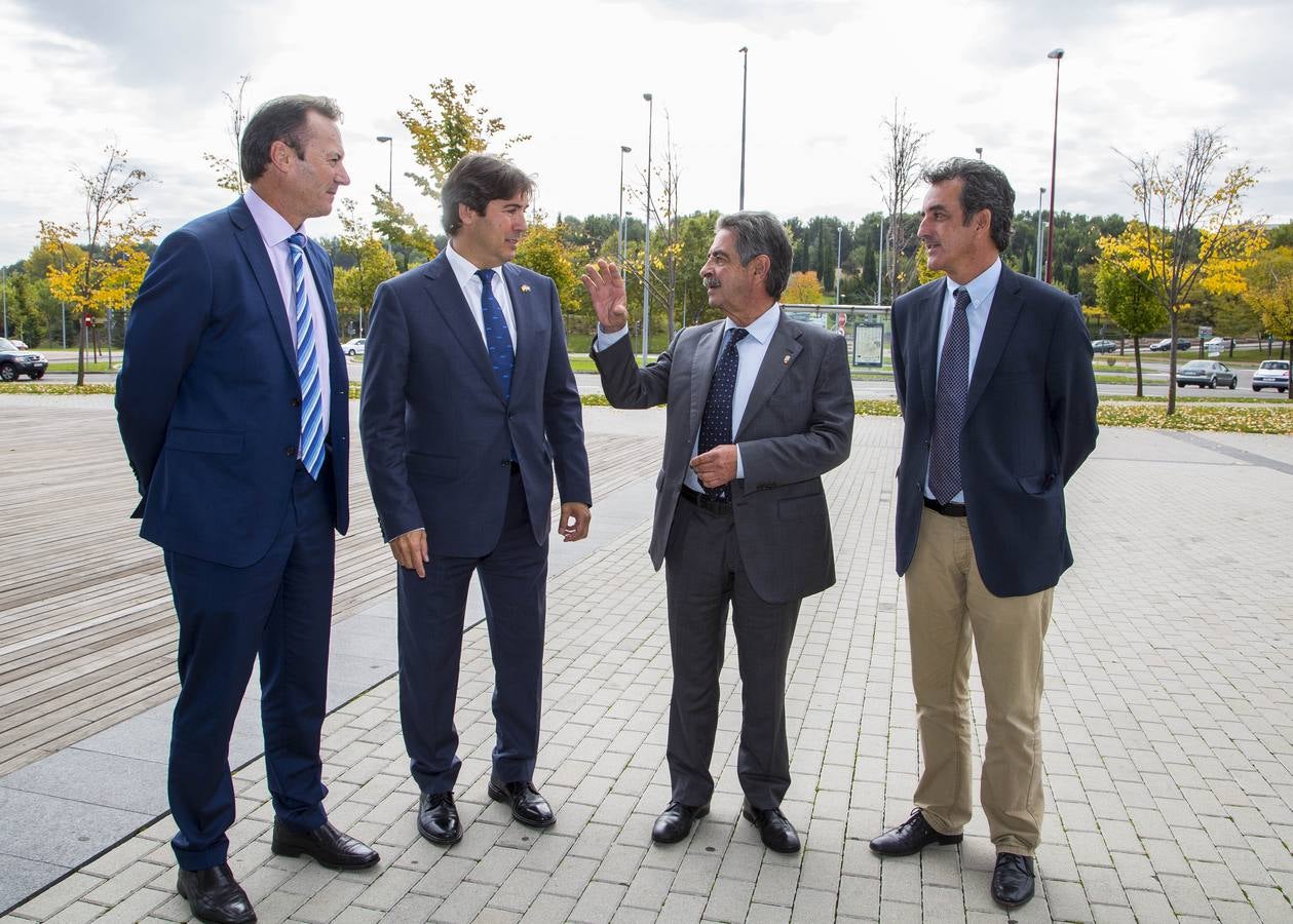 Miguel Ángel Revilla presenta en Valladolid un nuevo servicio del Puerto de Santander