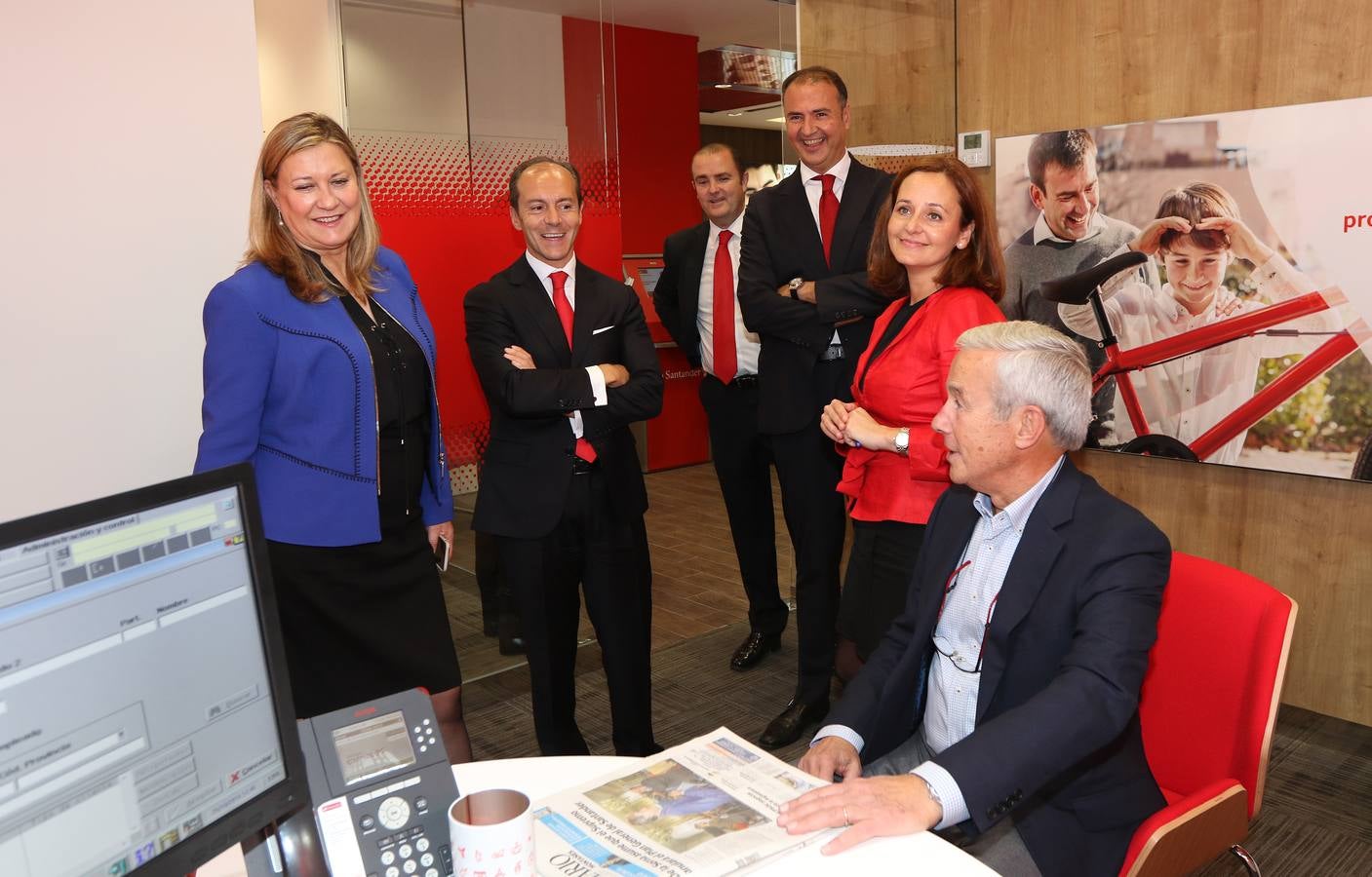 El Banco Santander inaugura la nueva &#039;Smart Red&#039; en la calle Santiago de Valladolid