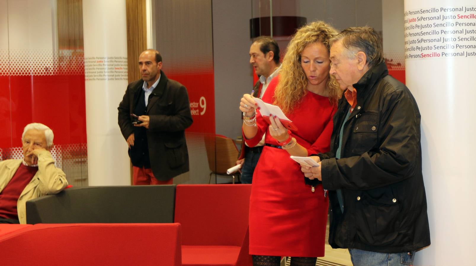 El Banco Santander inaugura la nueva &#039;Smart Red&#039; en la calle Santiago de Valladolid