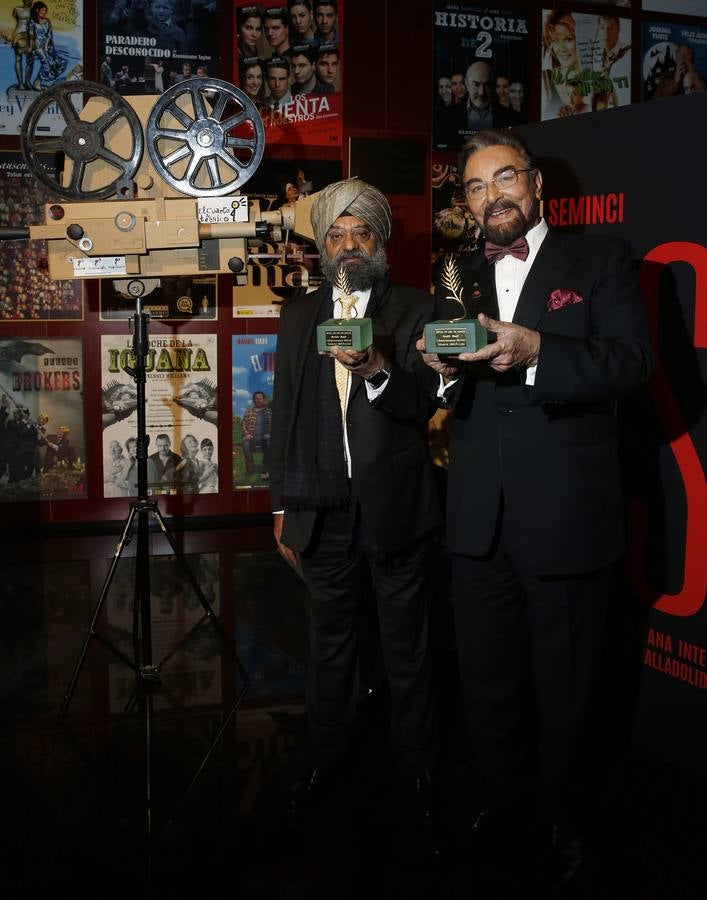Bobby Bedi y Kabir Bedi reciben las Espigas de Honor de la Seminci