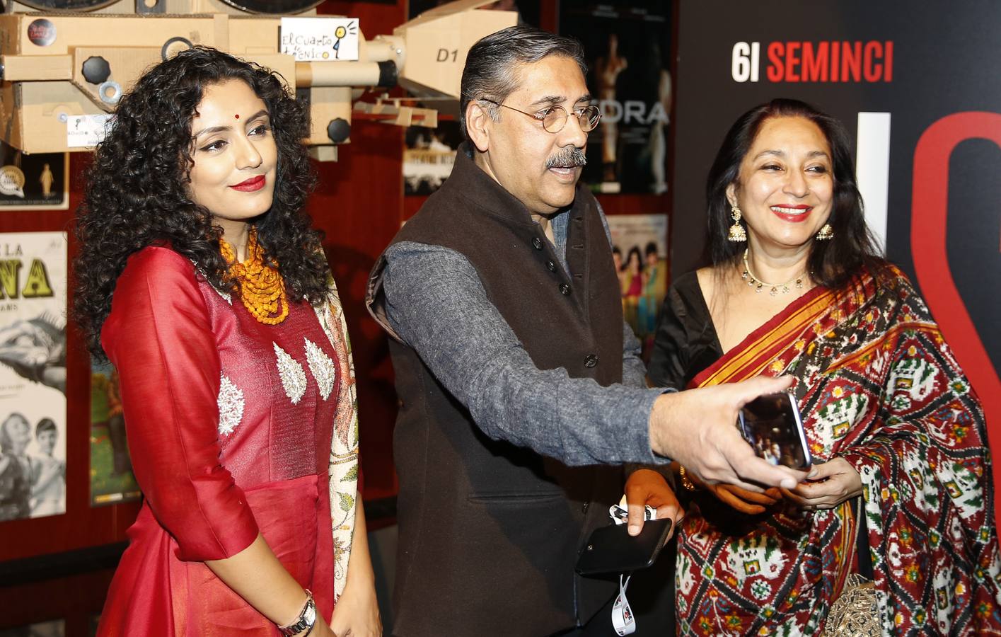 Bobby Bedi y Kabir Bedi reciben las Espigas de Honor de la Seminci