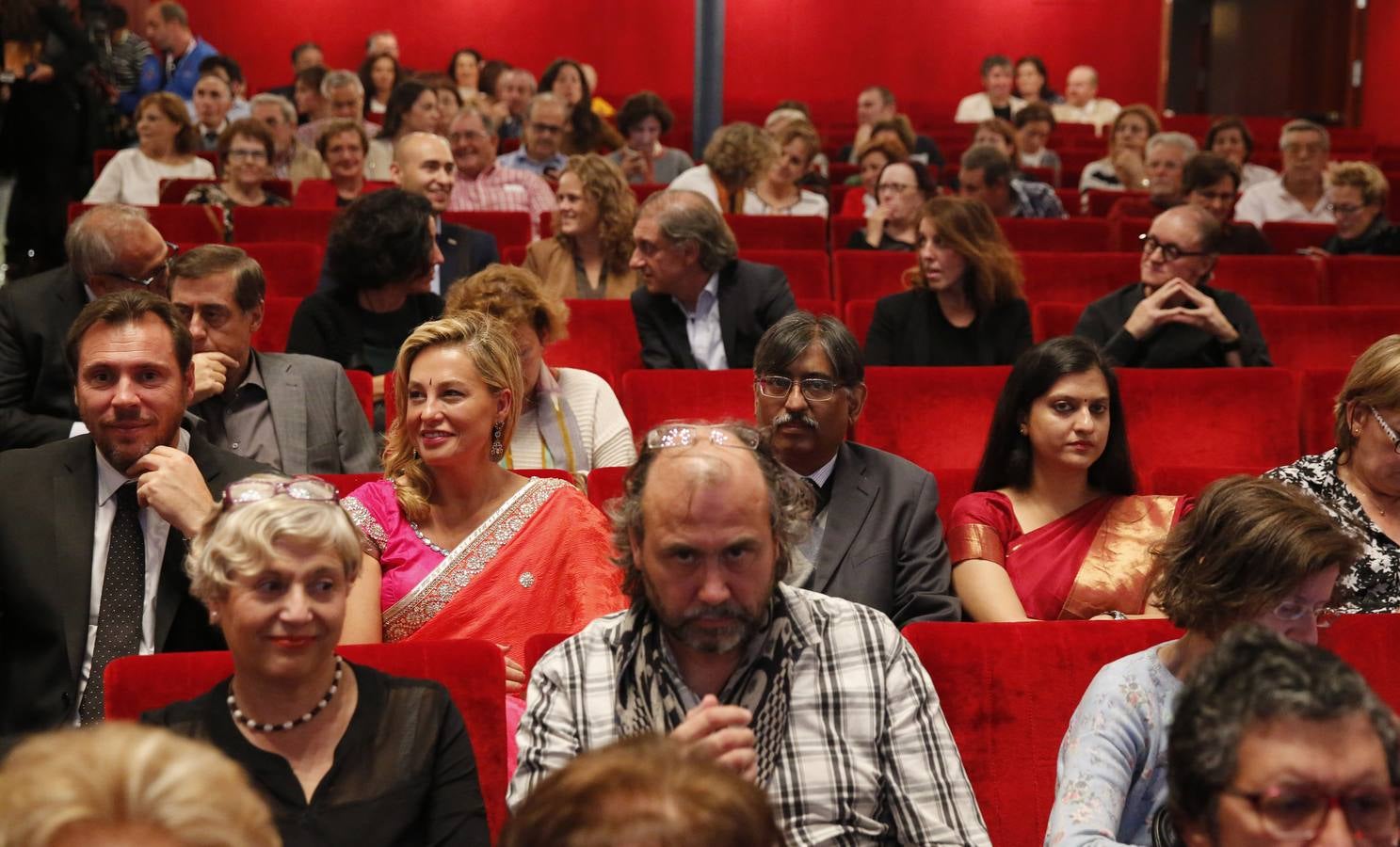 Bobby Bedi y Kabir Bedi reciben las Espigas de Honor de la Seminci