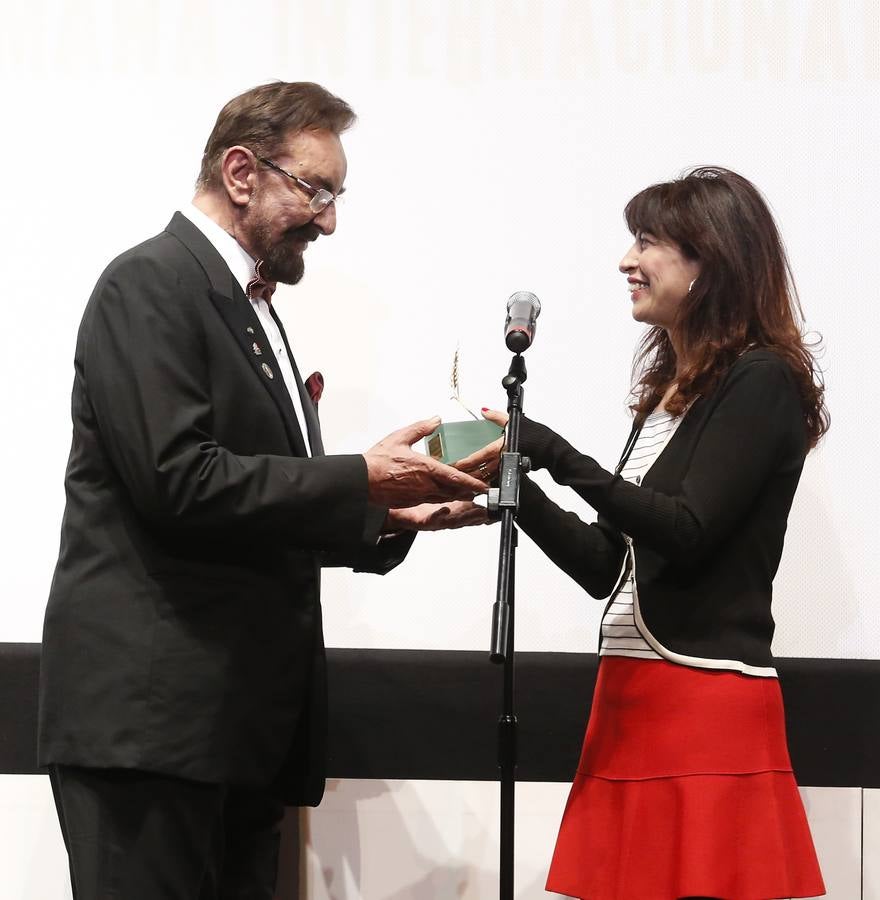 Bobby Bedi y Kabir Bedi reciben las Espigas de Honor de la Seminci