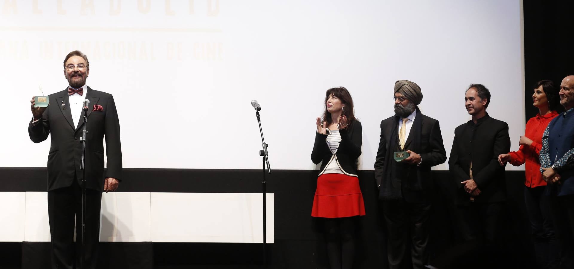 Bobby Bedi y Kabir Bedi reciben las Espigas de Honor de la Seminci