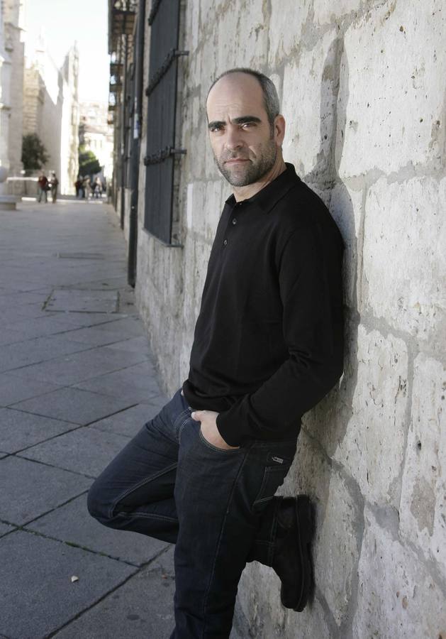 2010. El actor Luis Tosar posa en la plaza de San Pablo.