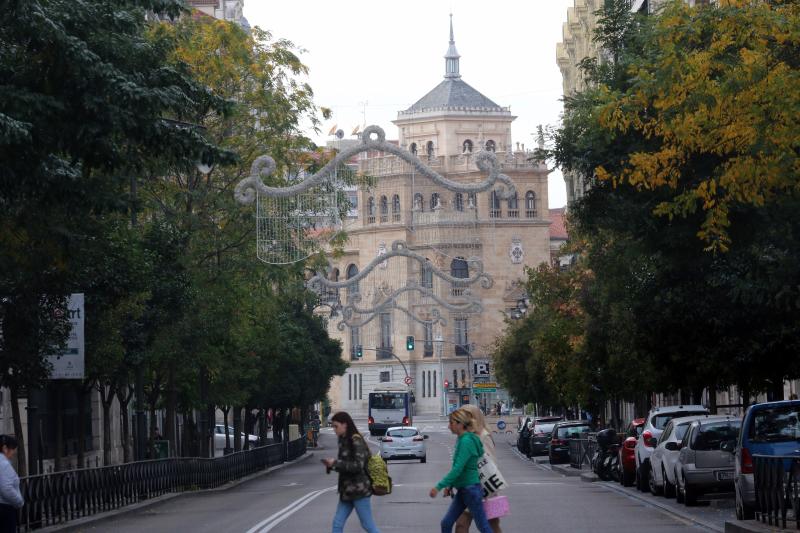Las calles Gamazo, Miguel Íscar y el paseo de Zorrilla de Valladolid ya están adornadas con las luces de Navidad