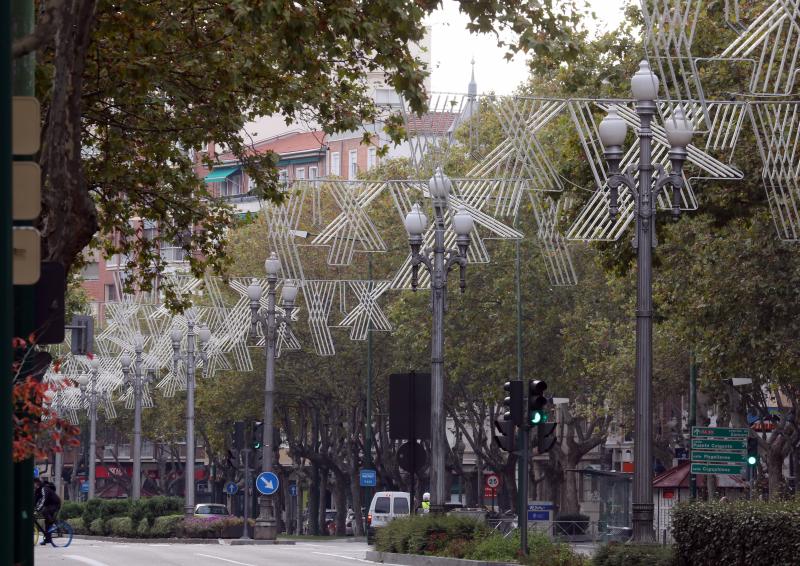 Las calles Gamazo, Miguel Íscar y el paseo de Zorrilla de Valladolid ya están adornadas con las luces de Navidad