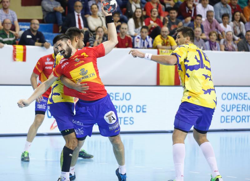 Partido de balonmano España-Bosnia en el polideportivo Huerta del Rey de Valladolid