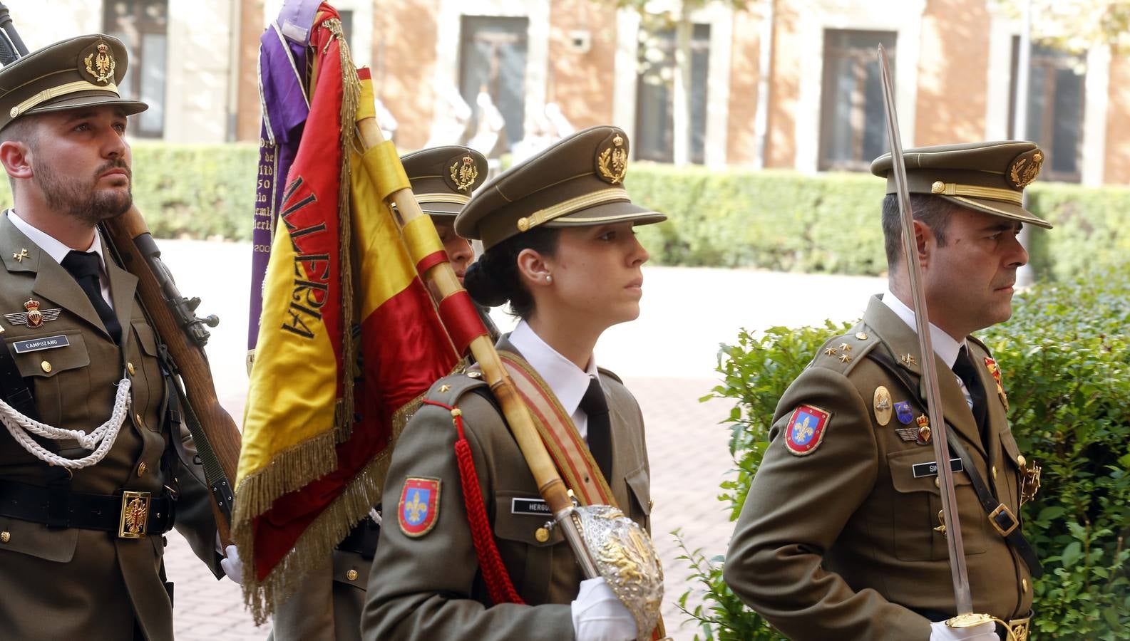 Laura Hergueta recibe el estandarte como alférez de la Academia de Caballería de Valladolid