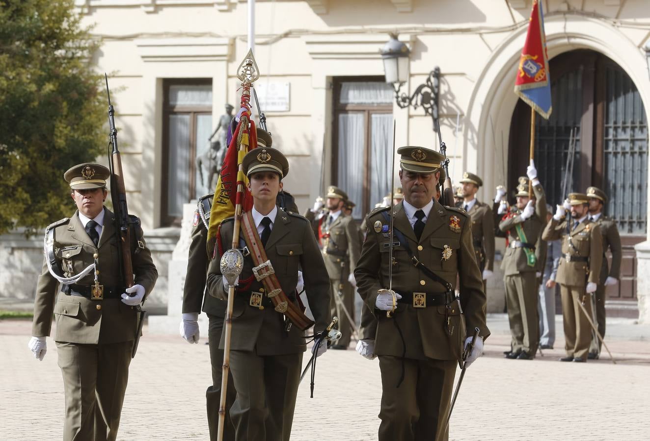 Laura Hergueta recibe el estandarte como alférez de la Academia de Caballería de Valladolid