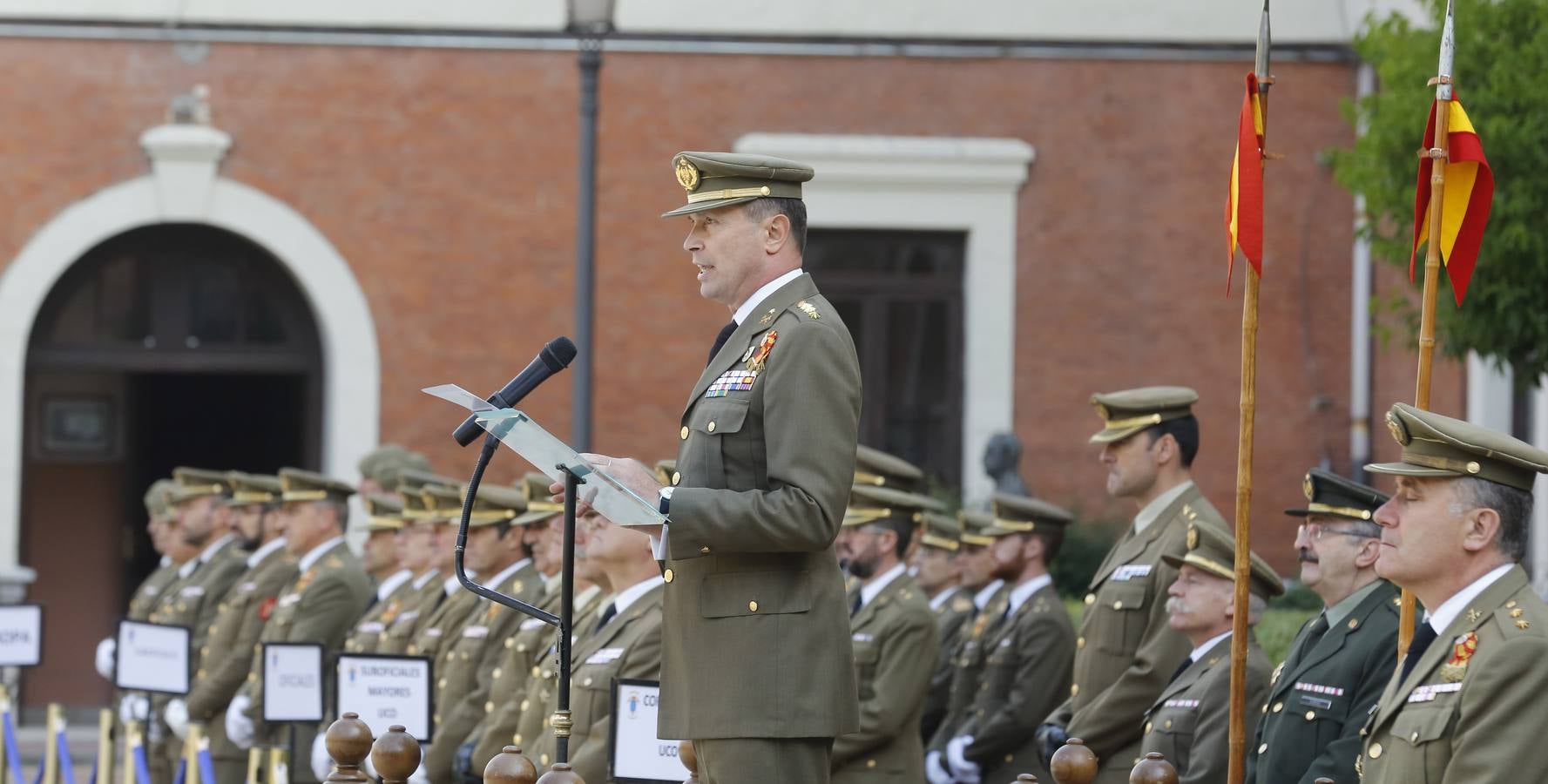 Laura Hergueta recibe el estandarte como alférez de la Academia de Caballería de Valladolid