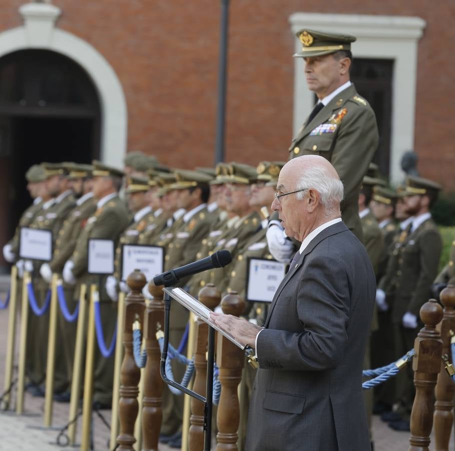 Laura Hergueta recibe el estandarte como alférez de la Academia de Caballería de Valladolid